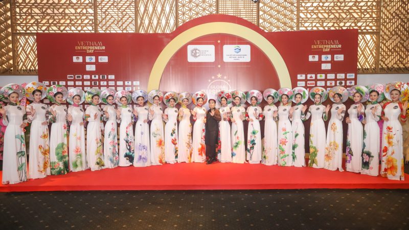 Top 26 thí sinh Hoa Khôi Nam Bộ trình diễn – Bộ sưu tập Hồn Sen của Nhà Thiết Kế Trung Beret
